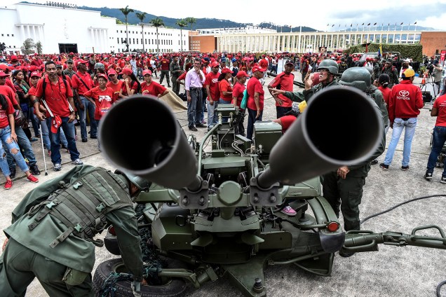 As Forças Armadas venezuelanas fizeram manobras de combate no encerramento dos exercícios militares, em Caracas