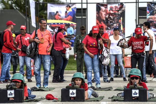 As Forças Armadas venezuelanas fizeram manobras de combate no encerramento dos exercícios militares, em Caracas As Forças Armadas venezuelanas fizeram manobras de combate no encerramento dos exercícios militares, em Caracas