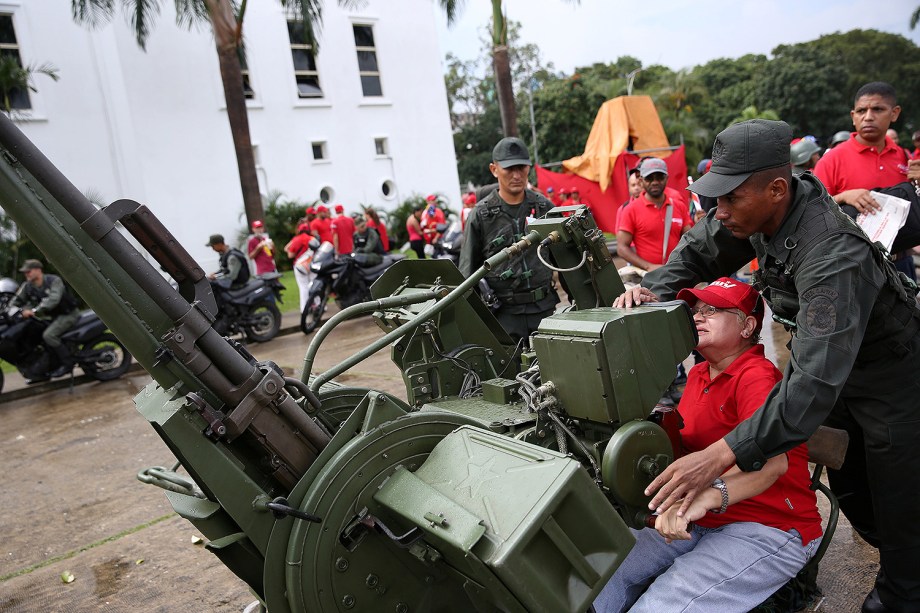 As Forças Armadas venezuelanas fizeram manobras de combate no encerramento dos exercícios militares, em Caracas