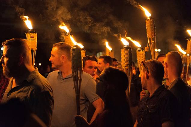 Supremacistas brancos se reúnem  na Universidade da Virgínia, em Charlottesville , para protestar contra a remoção de uma estátua de um general das forças da Confederação - 11/08/2017