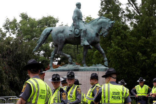 Policiais da Virginia montam guarda em frente a estatua de Robert E. Lee, durante manifestação de supremacistas brancos - 12/08/2017