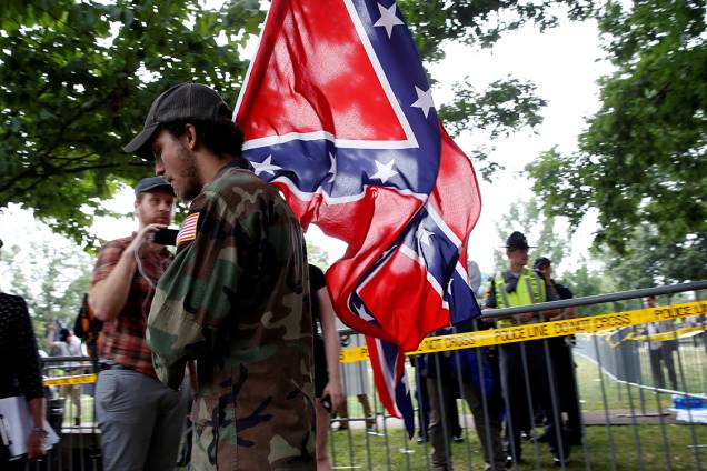 Supremacista branco carrega a bandeira dos Confederados, durante manifestação em Charlottesville, Virginia - 12/08/2017