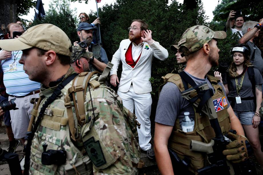 Supremacista branco provoca opositores, durante manifestação em Charlottesville, Virginia - 12/08/2017