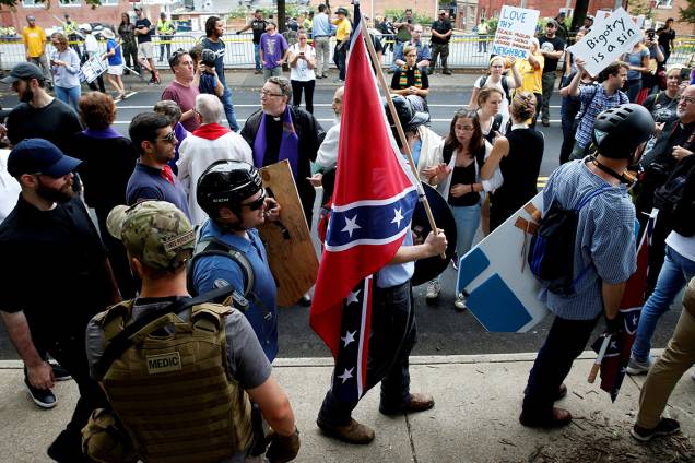 Supremacistas brancos durante manifestação em Charlottesville, Virginia - 12/08/2017