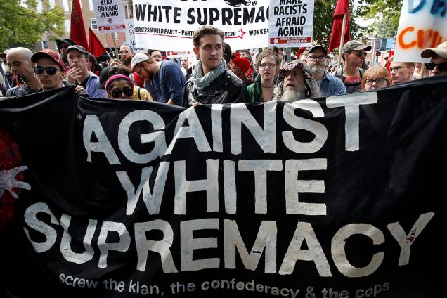 Manifestantes protestam contra supremacistas brancos, em Charlottesville, Virginia - 120/802017