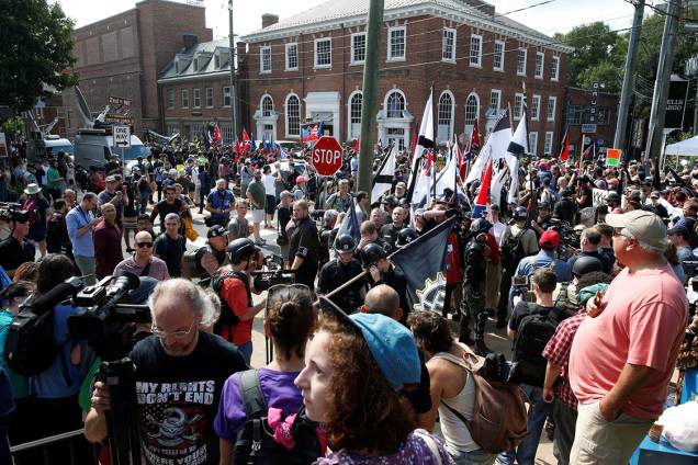 Supremacistas brancos e opositores ao movimento, se encontram durante manifestação em Charlottesville, Virginia - 12/08/2017