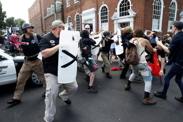 Supremacistas brancos entram em confronto com opositores do movimento em Charlottesville, Virginia - 12/08/2017