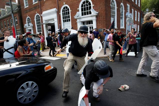 Supremacistas brancos entram em confronto com opositores do movimento em Charlottesville, Virginia - 12/08/2017