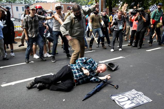 Supremacista branco ataca opositor manifestações que terminaram em confronto em Charlottesville, Virginia