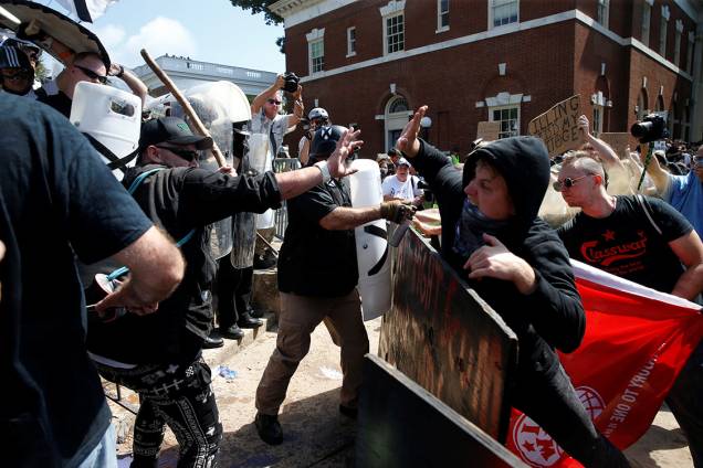 Supremacistas brancos entram em confronto contra opositores do movimento, em Charlottesville, Virginia