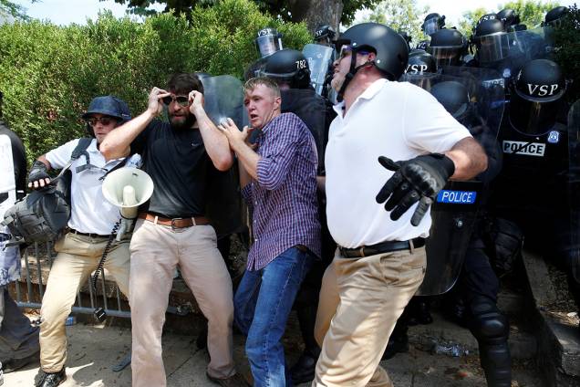 Polícia avança sobre supremacistas brancos durante manifestação em Charlottesville, Virginia