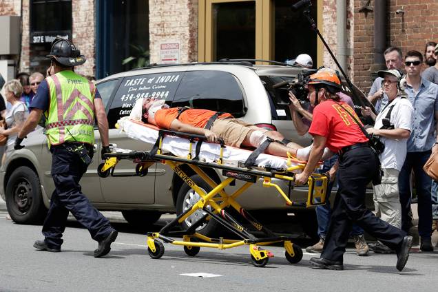 Equipes de resgate levam homem ferido por um carro que avançou sobre multidão que protestava contra supremacista brancos em Charlottesville, Virginia