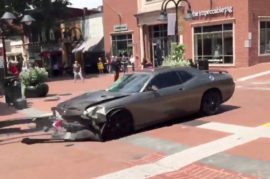 Veículo é visto dando ré logo após avançar sobre multidão que protestava contra supremacistas brancos em Charlottesville, Virginia