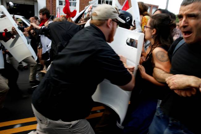 Supremacistas brancos entram em confronto contra opositores do movimento, em Charlottesville, Virginia Supremacistas brancos entram em confronto contra opositores do movimento, em Charlottesville, Virginia