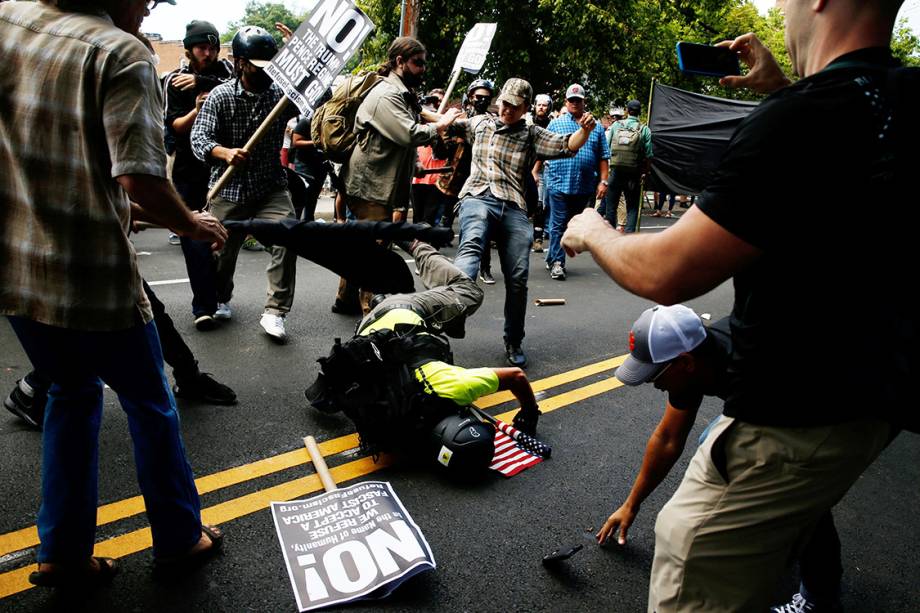 Supremacistas brancos entram em confronto contra opositores do movimento, em Charlottesville, Virginia