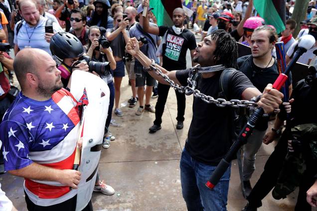 Supremacistas brancos e opositores discutem durante protesto em Charlottesville, Virginia