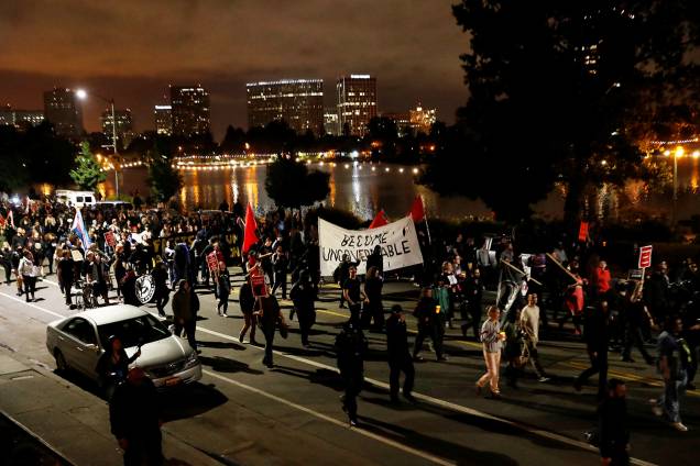 Milhares de pessoas saíram às ruas para protestar contra supremacistas brancos em Oakland, California