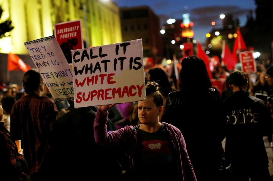 Milhares de pessoas saíram às ruas para protestar contra supremacistas brancos em Oakland, California