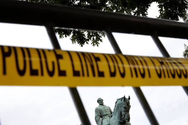 A estátua do general confederado Robert E. Lee é isolada um dia após as manifestações em Charlottesville, Virginia