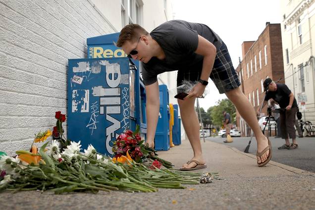 Homem presta homenagem à vítima da manifestação em Charlottesville, Virginia