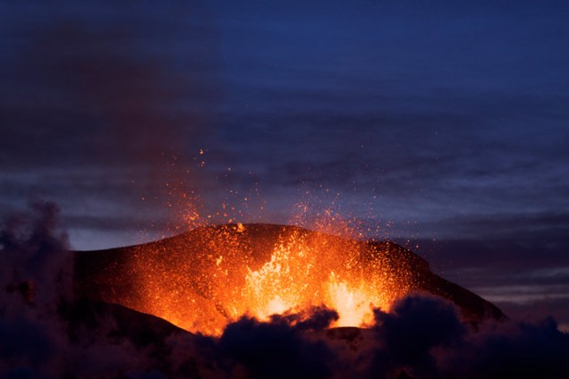 Erupção do Eyjafjallajökull na Islândia em 2010. O vulcanismo na Islândia é um pequeno remanescente dos processos que separaram a Groenlândia do norte da Europa Ocidental há 56 milhões de anos