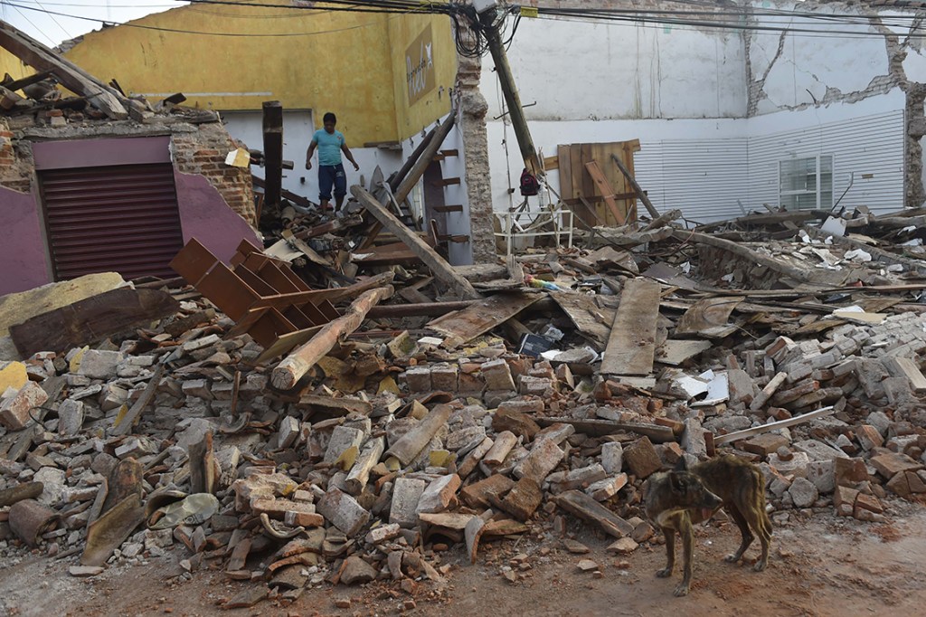 Homem caminha por destroços causados pela passagem do furacão Katia, no México