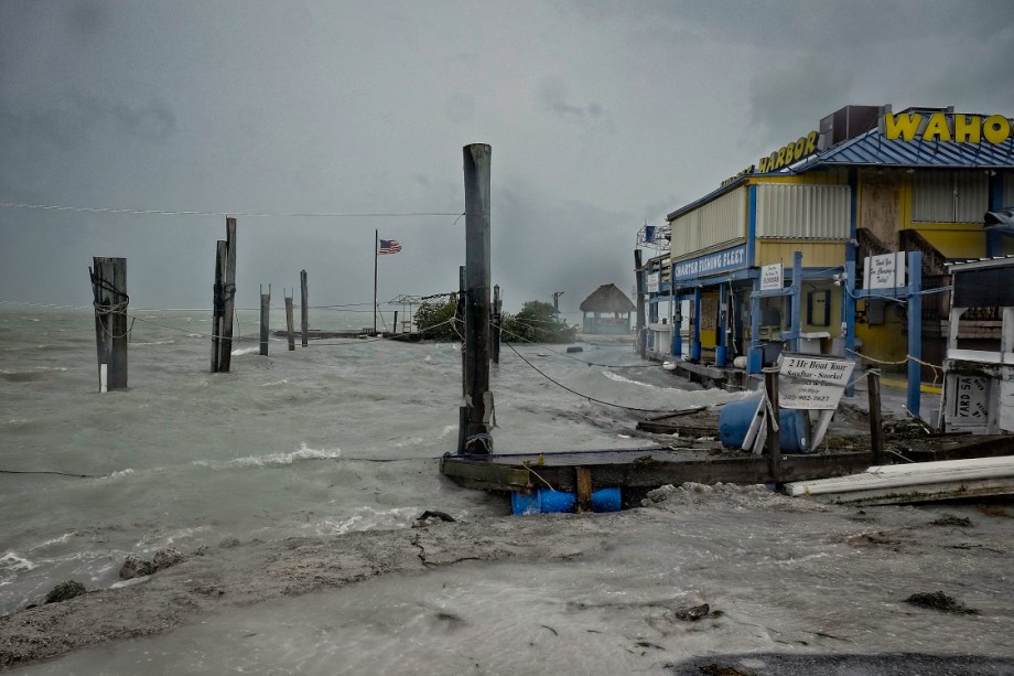 Tempestades causadas pela aproximação do furacão Irma alagam docas em Florida Keys