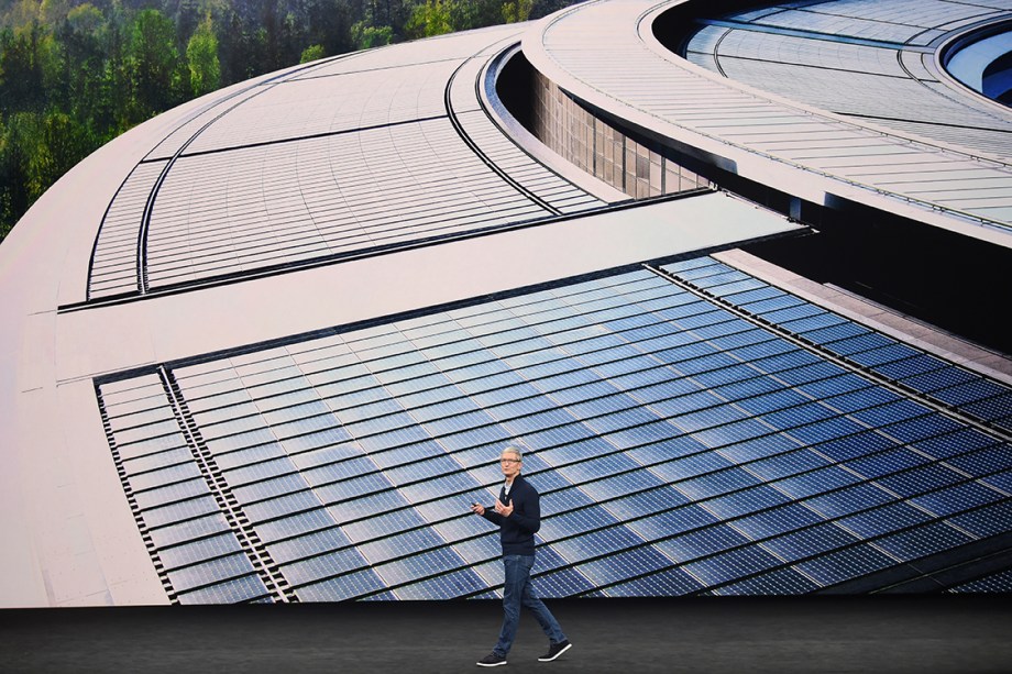 Tim Cook, CEO da Apple, fala durante cerimônia de lançamento dos novos produtos da empresa, no teatro Steve Jobs em Cupertino, Califórnia