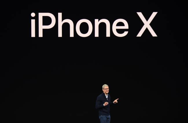 Phil Schiller, vice-presidente da Apple, apresenta o iPhone X durante evento de lançamento dos novos produtos da marca em Cupertino, na Califórnia