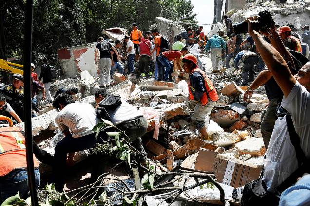 Pessoas procuram por sobreviventes embaixo de escombros deixados por terremoto de magnitude 7.1, na Cidade do México - 19/09/2017