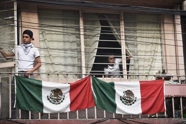 Casal observa da janela após terremoto atingir Cidade do México - 19/09/2017