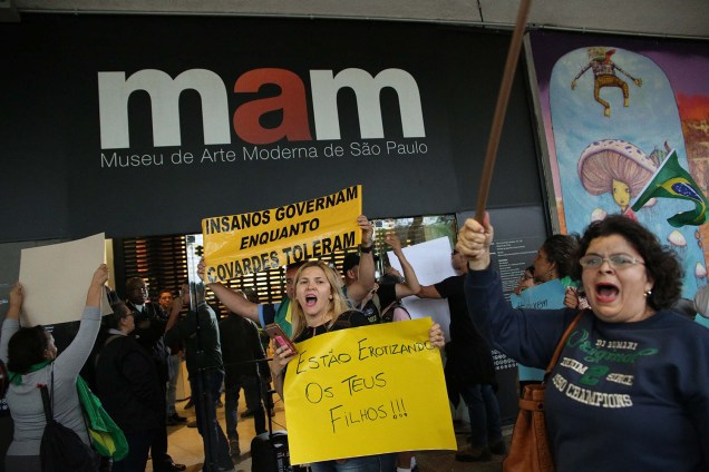 Manifestantes protestam em frente ao Museu de Arte Moderna (MAM), em São Paulo (SP), contra a performance do coreógrafo Wagner Shwartz. Em um vídeo que viralizou nas redes sociais, uma criança toca o corpo do coreógrafo, que na ocasião estava nu - 30/09/2017