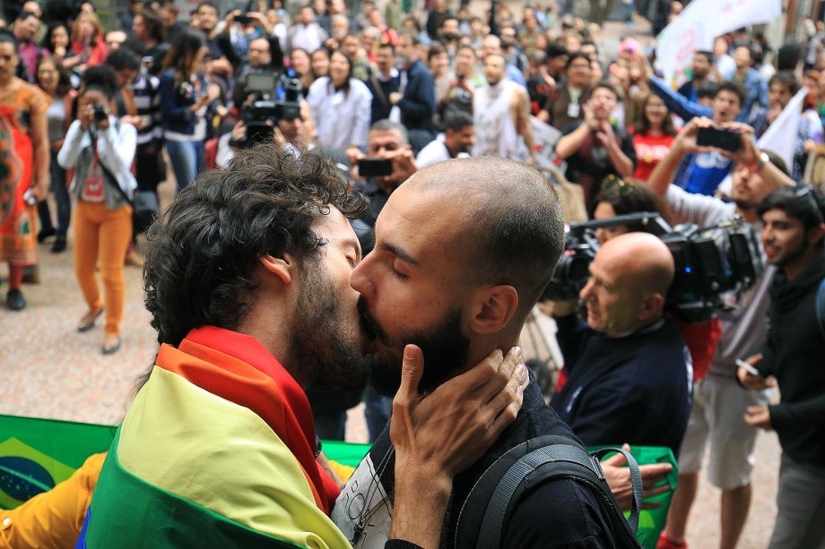 Protesto em frente ao Santander Cultural, no Centro de Porto Alegre, terminou em confronto entre manifestantes contrários e favoráveis ao cancelamento da exposição Queermuseu - 12/09/2017