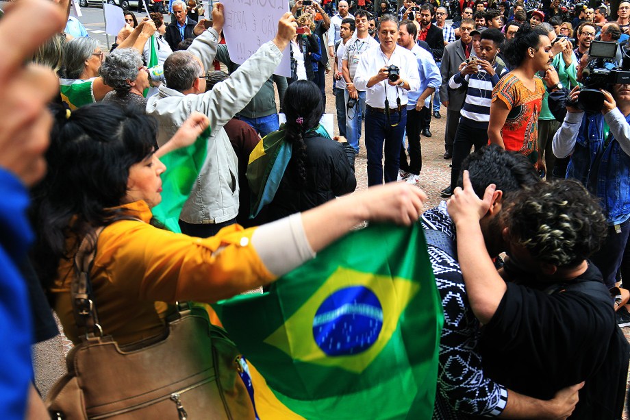 Protesto em frente ao Santander Cultural, no Centro de Porto Alegre, terminou em confronto entre manifestantes contrários e favoráveis ao cancelamento da exposição Queermuseu - 12/09/2017