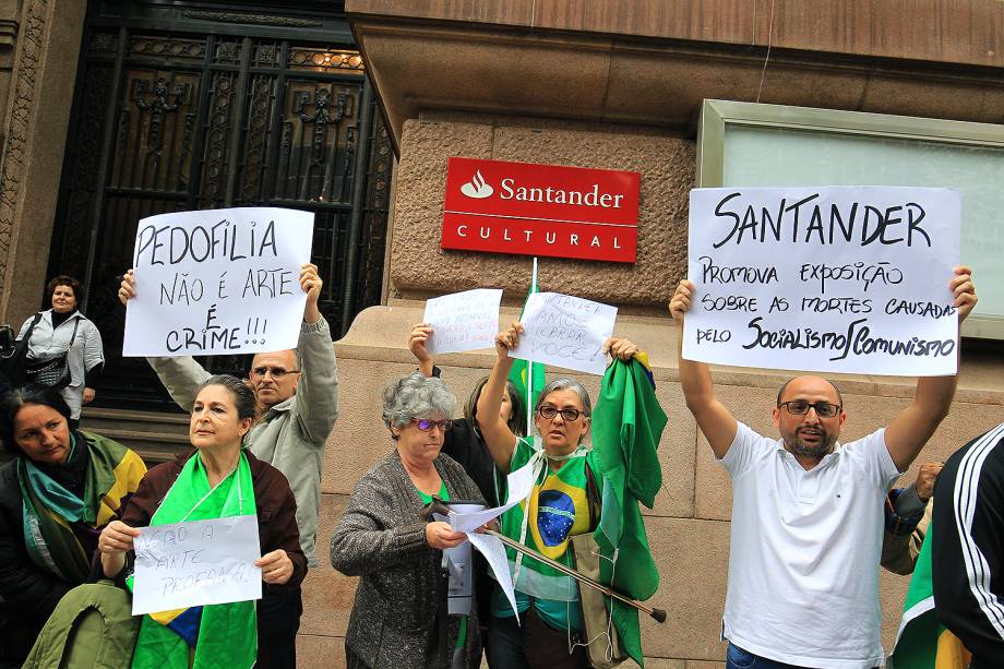 Protesto em frente ao Santander Cultural, no Centro de Porto Alegre, terminou em confronto entre manifestantes contrários e favoráveis ao cancelamento da exposição Queermuseu - 12/09/2017