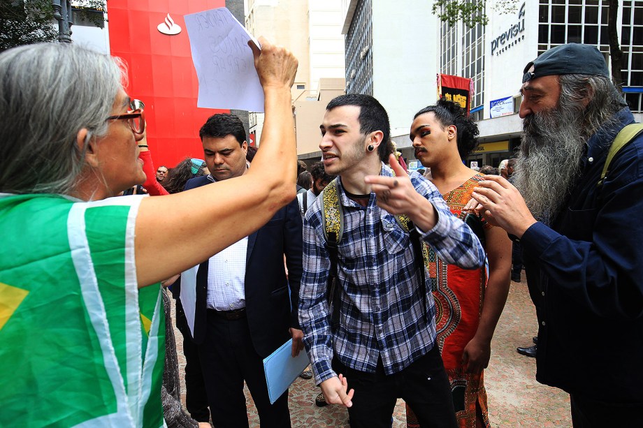 Protesto em frente ao Santander Cultural, no Centro de Porto Alegre, terminou em confronto entre manifestantes contrários e favoráveis ao cancelamento da exposição Queermuseu - 12/09/2017