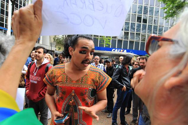 Protesto em frente ao Santander Cultural, no Centro de Porto Alegre, terminou em confronto entre manifestantes contrários e favoráveis ao cancelamento da exposição Queermuseu - 12/09/2017 Protesto em frente ao Santander Cultural, no Centro de Porto Alegre, terminou em confronto entre manifestantes contrários e favoráveis ao cancelamento da exposição Queermuseu - 12/09/2017