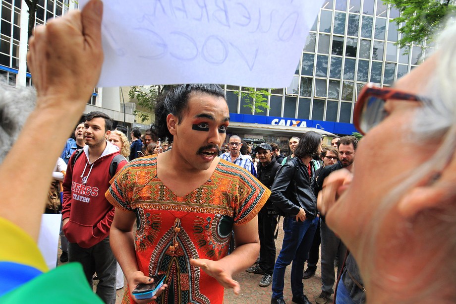 Protesto em frente ao Santander Cultural, no Centro de Porto Alegre, terminou em confronto entre manifestantes contrários e favoráveis ao cancelamento da exposição Queermuseu - 12/09/2017