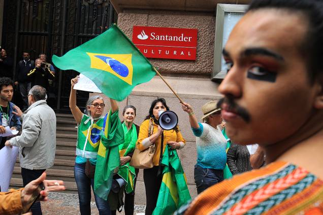 Protesto em frente ao Santander Cultural, no Centro de Porto Alegre, terminou em confronto entre manifestantes contrários e favoráveis ao cancelamento da exposição Queermuseu - 12/09/2017 Protesto em frente ao Santander Cultural, no Centro de Porto Alegre, terminou em confronto entre manifestantes contrários e favoráveis ao cancelamento da exposição Queermuseu - 12/09/2017