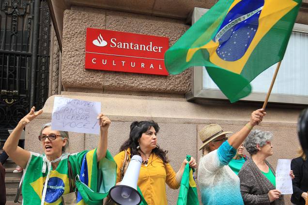 Protesto em frente ao Santander Cultural, no Centro de Porto Alegre, terminou em confronto entre manifestantes contrários e favoráveis ao cancelamento da exposição Queermuseu - 12/09/2017