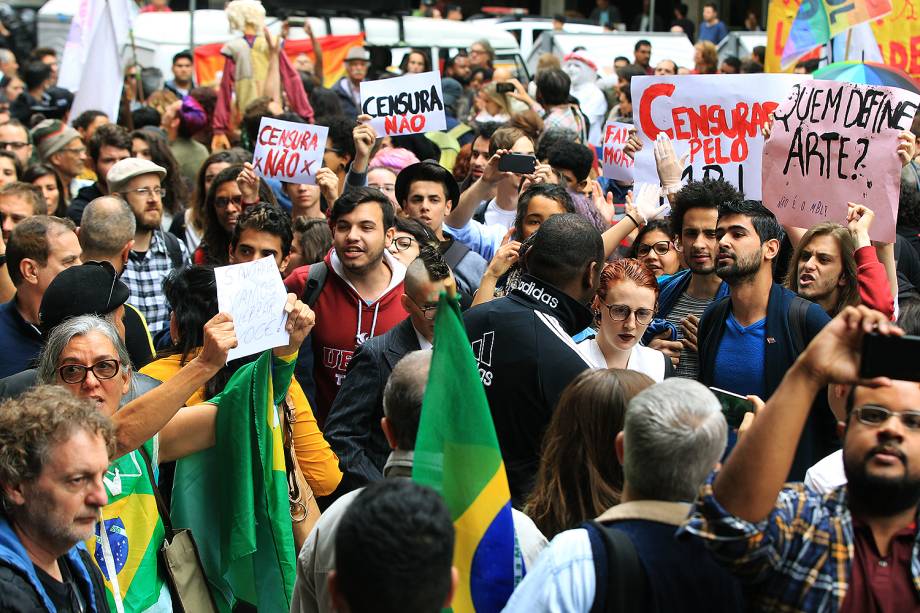 Protesto em frente ao Santander Cultural, no Centro de Porto Alegre, terminou em confronto entre manifestantes contrários e favoráveis ao cancelamento da exposição Queermuseu - 12/09/2017