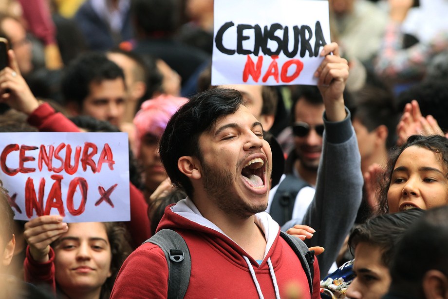 Protesto em frente ao Santander Cultural, no Centro de Porto Alegre, terminou em confronto entre manifestantes contrários e favoráveis ao cancelamento da exposição Queermuseu - 12/09/2017