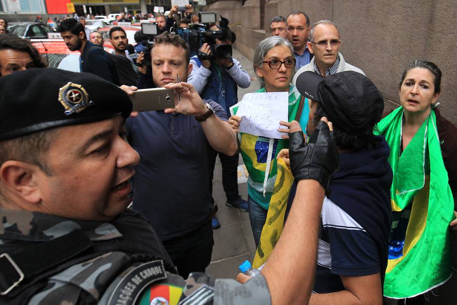 Protesto em frente ao Santander Cultural, no Centro de Porto Alegre, terminou em confronto entre manifestantes contrários e favoráveis ao cancelamento da exposição Queermuseu - 12/09/2017