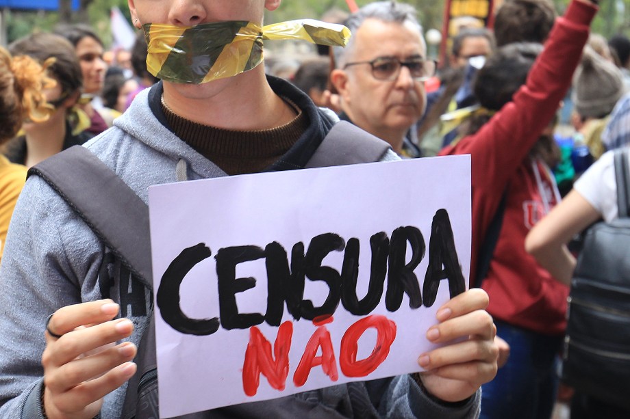 Protesto em frente ao Santander Cultural, no Centro de Porto Alegre, terminou em confronto entre manifestantes contrários e favoráveis ao cancelamento da exposição Queermuseu - 12/09/2017