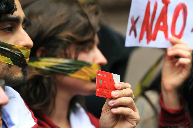 Protesto em frente ao Santander Cultural, no Centro de Porto Alegre, terminou em confronto entre manifestantes contrários e favoráveis ao cancelamento da exposição Queermuseu - 12/09/2017 Protesto em frente ao Santander Cultural, no Centro de Porto Alegre, terminou em confronto entre manifestantes contrários e favoráveis ao cancelamento da exposição Queermuseu - 12/09/2017