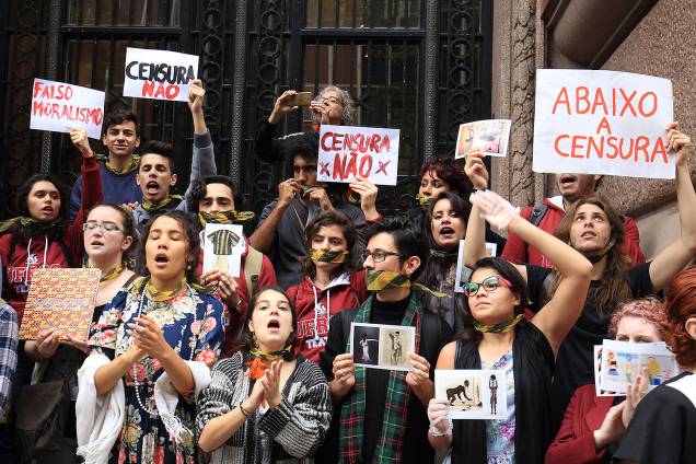 Protesto em frente ao Santander Cultural, no Centro de Porto Alegre, terminou em confronto entre manifestantes contrários e favoráveis ao cancelamento da exposição Queermuseu - 12/09/2017