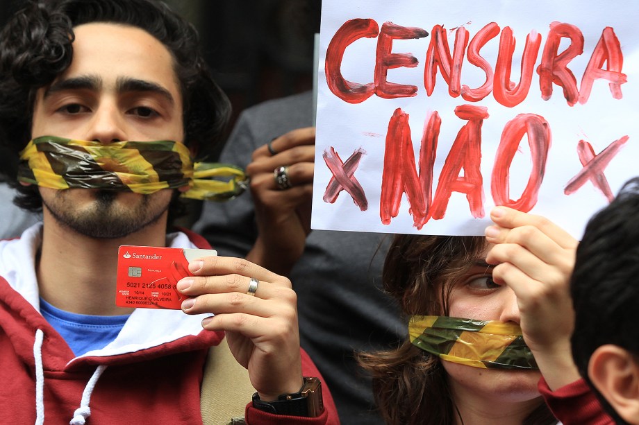 Protesto em frente ao Santander Cultural, no Centro de Porto Alegre, terminou em confronto entre manifestantes contrários e favoráveis ao cancelamento da exposição Queermuseu - 12/09/2017