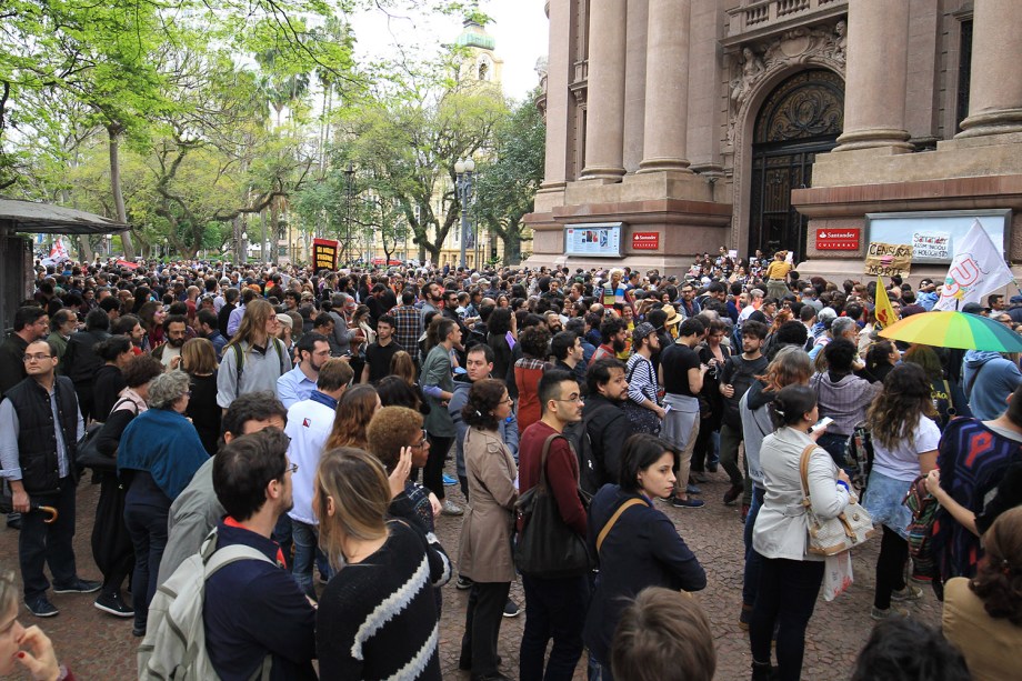 Protesto em frente ao Santander Cultural, no Centro de Porto Alegre, terminou em confronto entre manifestantes contrários e favoráveis ao cancelamento da exposição Queermuseu - 12/09/2017