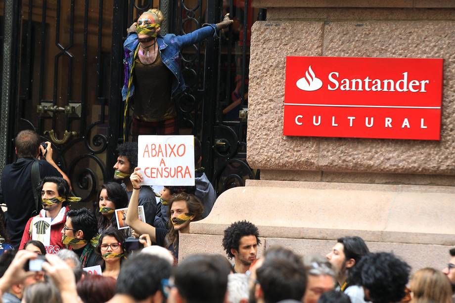Protesto em frente ao Santander Cultural, no Centro de Porto Alegre, terminou em confronto entre manifestantes contrários e favoráveis ao cancelamento da exposição Queermuseu - 12/09/2017