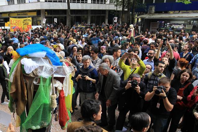 Protesto em frente ao Santander Cultural, no Centro de Porto Alegre, terminou em confronto entre manifestantes contrários e favoráveis ao cancelamento da exposição Queermuseu - 12/09/2017 Protesto em frente ao Santander Cultural, no Centro de Porto Alegre, terminou em confronto entre manifestantes contrários e favoráveis ao cancelamento da exposição Queermuseu - 12/09/2017